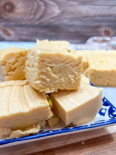 Fudge With Marshmallow Cream, Butterscotch Fudge, Homemade Fudge Recipes, Christmas Fudge, Fudge Recipes Easy, Easy Banana Bread Recipe, Cookie Recipes Homemade, Homemade Fudge, Rich Desserts