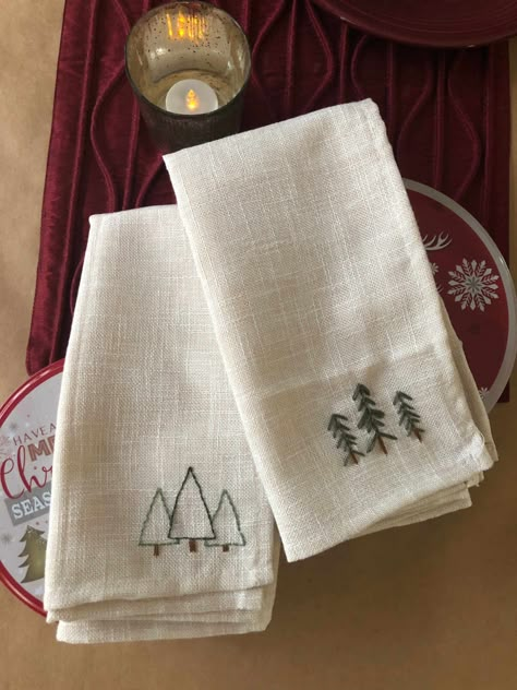 Hand-embroidered Christmas Tree Napkins DIY - Home Sweet Harps Embroidered Christmas Towels, Hand Sewing Christmas Projects, Handmade Christmas Gifts Ideas, Christmas Napkins Sewing, Christmas Napkins Diy, Christmas Napkin Embroidery, Knitted Xmas Decorations, Christmas Embroidery Napkins, Christmas Napkins Embroidery