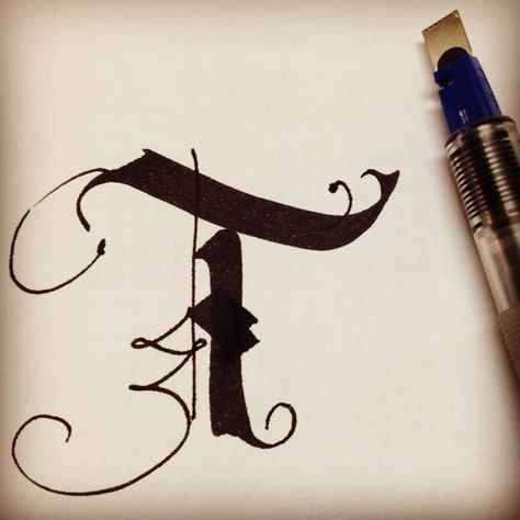 T Parallel Pen Calligraphy, Pilot Parallel Pen, Calligraphy T, Pen Calligraphy, Alfabet Letters, Beautiful Handwriting, Creative Lettering, Calligraphy Alphabet, Design Editorial