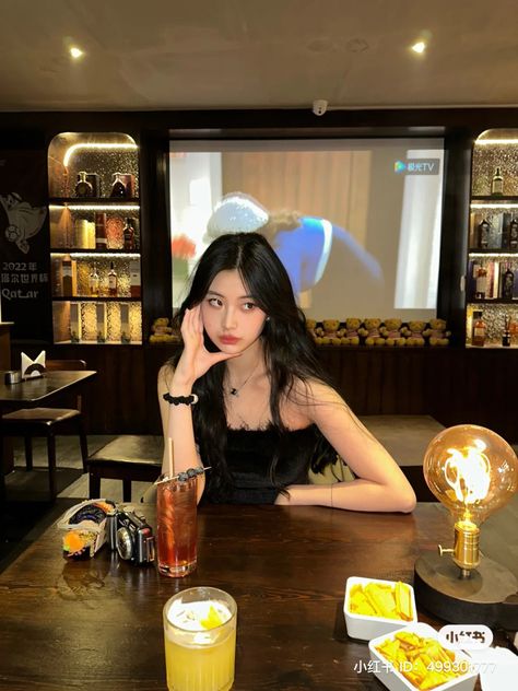 Pictures At Restaurant, Resturant Photoshoot Poses Night, Dinner Pics Instagram, Dinner Pics, Cafe Photos, Restaurant Pictures, Restaurant Photos, 사진 촬영 포즈, Model Poses Photography