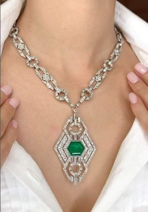 Emerald Art Deco, Emerald Art, Art Deco Pendant Necklace, Neck Pieces Jewelry, Diamond Pendants Designs, Diamond Necklace Designs, Jewelry Photoshoot, Bridal Diamond Jewellery, Art Deco Pendant