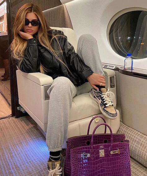 Kylie Jenner Purses, Nike Sb Travis Scott, Chanel Sneakers Outfit, Kylie Jenner Bags, Moda Kylie Jenner, Birken Bag, Travis Scott Sneakers, Nike Travis Scott, Chanel Sneakers