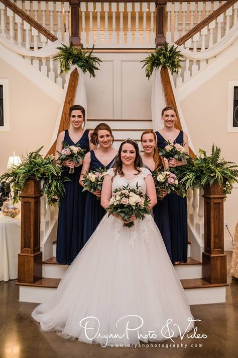 Bridal Party Stairs Photos, Indoor Wedding Photo Ideas, Staircase Decor Wedding, Staircase Decoration Ideas, Wedding Staircase Decoration, Bridesmaids Poses, Staircase Photos, Indoor Pictures, Staircase Decoration