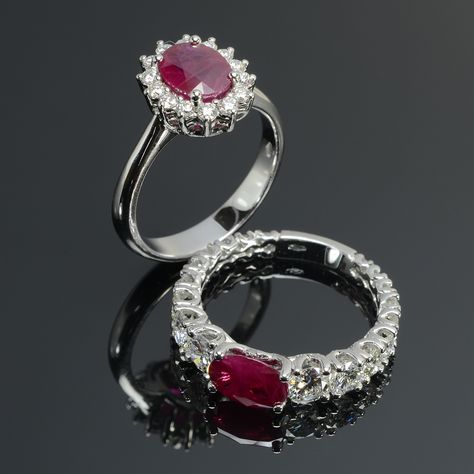 Anello in oro bianco con rubino centrale e diamanti #gioielleria #gioielli #anelli #diamanti #brillanti #anelli #orobianco #rubino Karma Jewelry, Gemstone Wedding Rings, Handmade Fine Jewelry, Red Jewelry, Circle Ring, Ruby Jewelry, Ruby Ring, Bologna, Fine Jewellery