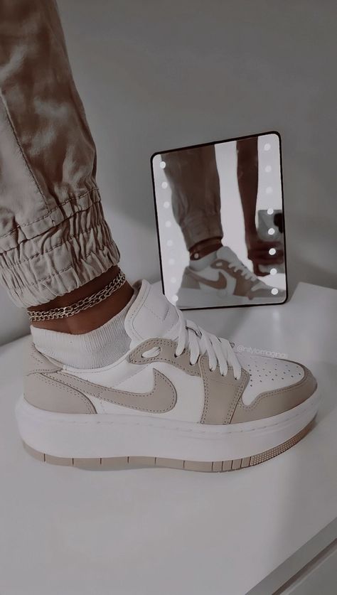 Nike plataforma jordan dunk elevated low beige White sneakers zapatillas zapatos shoes Jordan Elevate, Nike Jordan Low, Jordan Low, Summer Fits, Fit Inspo, Mom Style, Nike Jordan, Nike Dunks, Fitness Inspo