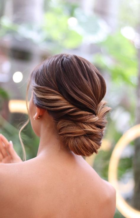 2,976 curtidas, 91 comentários - SPOSARMI.IT® By Sarah (@sposarmi.it) no Instagram: “Una grande tendenza è lo chignon basso sulla nuca morbidi con ciocche irregolari che incorniciano…” Wedding Hair Half, Love Hair, Hair Tutorial, Wedding Hairstyles, No Instagram, Hair Styles, Hair, On Instagram, Instagram