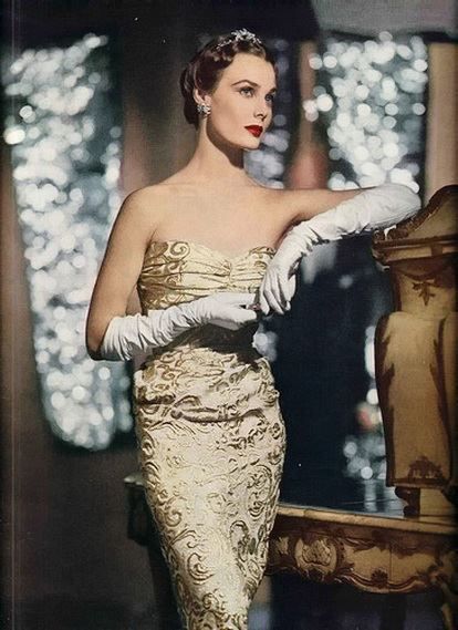 Lilian Marcusson in strapless gold brocade evening gown 1950 photo by Gordon Parks Vestidos Pin Up, Vogue Collection, Marlene Hose, Gordon Parks, Gold Brocade, Look Retro, Fashion 1950s, Retro Mode, Vintage Gowns