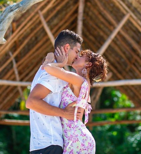 Sarah Hyland Revels Her Engagement Ring Wells Adams, Asking For Prayers, Best Man Speech, Sarah Hyland, The Bachelorette, Lucky You, Getting Engaged, Modern Family, I Don T Know