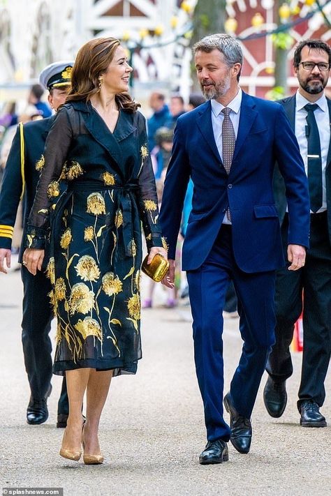 Finance Report, Light Blue Coat, Chiffon Coat, Kroonprinses Mary, Denmark Royal Family, Mary Donaldson, Prince Frederik Of Denmark, Danish Royalty, Floral Frocks