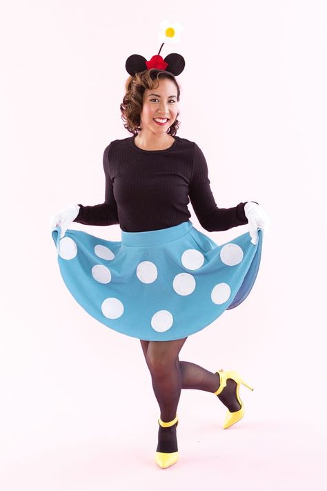 DIY Minnie Mouse Halloween costume. Minnie Mouse Costume Diy, Easy Disney Costumes, Disney Cosplay Ideas, Disney Couple Costumes, Minnie Mouse Halloween Costume, Minnie Costume, Diy Halloween Costume Ideas, Characters Cosplay, Mickey Mouse Costume