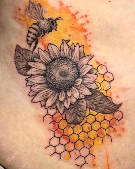 Tattoo With Sunflower, Queen Bee Tattoo, Honeycomb Tattoo, Mujeres Tattoo, Bumble Bee Tattoo, Sweet Tattoos, Sunflower Tattoos, Tatuaje A Color, Bee Tattoo