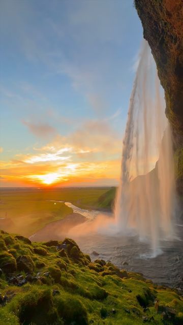 Iceland Aesthetic, Iceland Wallpaper, Extra Wallpaper, Iceland Nature, Iceland Road Trip, Visit Iceland, Midnight Sun, New Earth, Fall Travel