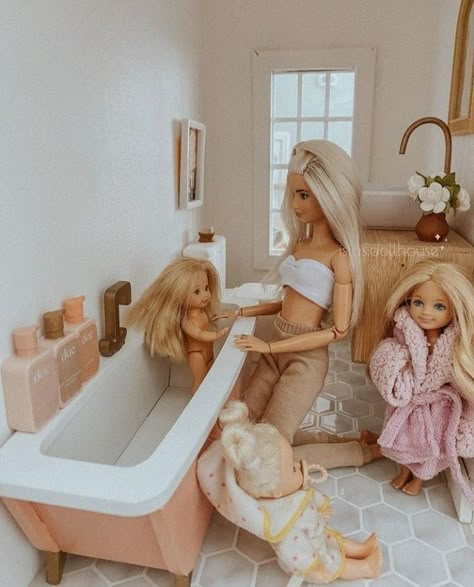 Aesthetic Barbie Doll Clothes, Barbie Roleplay Ideas, Barbie Rp Ideas, Aesthetic Doll Clothes, Barbie Dolls House, Barbie Doll Family, Barbie Bathroom, Barbie Bebe, Realistic Barbie