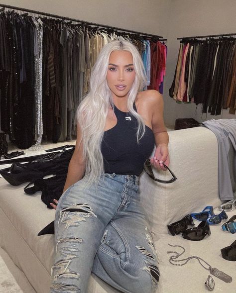 Kim K Blonde, Kim Kardashian Blonde, Estilo Kim Kardashian, Estilo Kardashian, Mode Kylie Jenner, Kim Kardashian Outfits, Kardashian Outfit, Kim Kardashian Style, Dark Roots