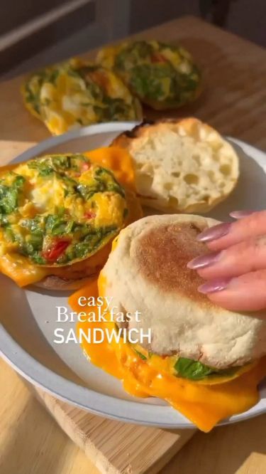 #TheCraftofCroissantSandwiches Easy Breakfast Sandwiches, Handheld Breakfast, Easy Breakfast Sandwich, Eggs Breakfast, Work Meals, Breakfast Sandwiches, Breakfast Meal Prep, Breakfast Recipes Easy, Healthy Breakfast Recipes