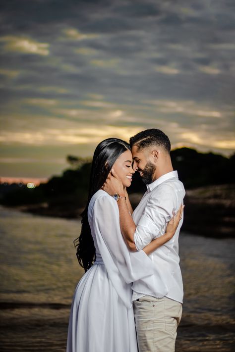 Couple Pantai, Engagement Photo Shoot Poses, Couples Beach Photoshoot, Pre Wedding Photoshoot Beach, Engagement Pictures Beach, Couples Beach Photography, Couple Beach Pictures, Pre Wedding Videos, Pre Wedding Shoot Ideas