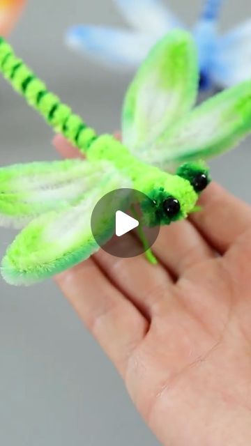 Mini Beast Craft, Pipe Cleaner Dragonfly, Diy Bugs Craft, Dragonfly Diy Craft Ideas, Diy Dragonfly Crafts, Pom Pom Animals Diy Easy, Pipe Cleaner Ideas, Pipe Cleaner Crafts For Kids, Dragonfly Crafts