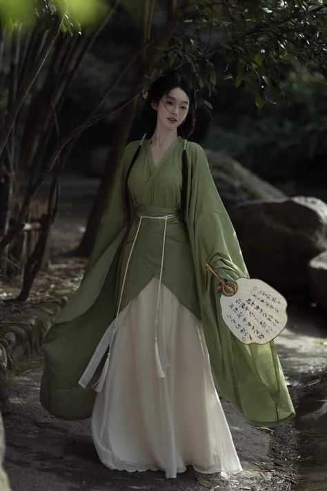 Chinese Clothing Traditional, Asian Traditional Clothes, Chinese Fancy Dress, Ancient Chinese Clothing, Chinese Traditional Clothing, Traditional Chinese Dress, Hanfu Dress, Womens Clothing Patterns, Chinese Clothing