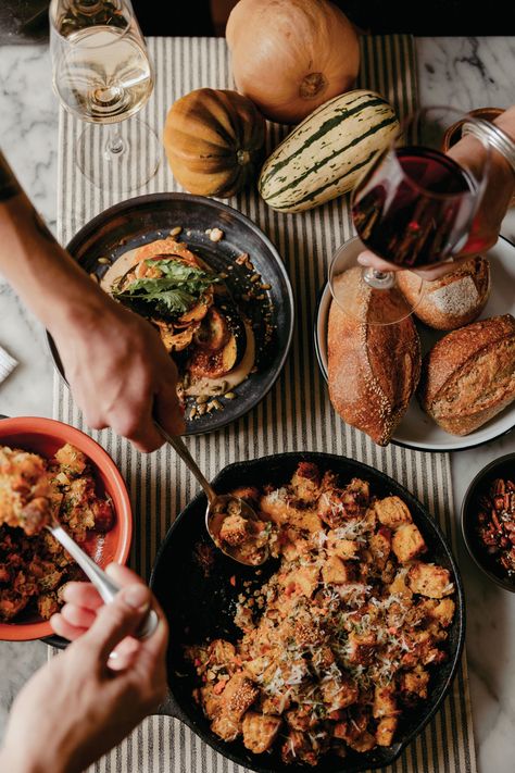 Thanksgiving Food Photography, Autumn Food Photography, Eclectic Thanksgiving, Thanksgiving Dinner Aesthetic, Roasted Squash Salad, Thanksgiving Photoshoot, Thanksgiving Photography, Aesthetic Thanksgiving, Thanksgiving Style