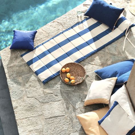 Destination French Riviera 🌊☀ 1. Matelas de plage «Tenerife» et coussins à rayures «Marage», «Teisso» et «Marta» @alinea 2. Tapis bleu en polypropylène "Provence Azur" @toulemondebochart 3. Canapé modulable tissu Missoni Home "Mah Jong outdoor" @rochebobois 4.Table basse polyrésine "Muimui" @laredouteinterieurs 5. Lampe "H24 Aplô", design Tristan Lohner, @fermob 6. Parasol à rayures "Messina", design Skagerak, @fritzhansen #frenchriviera #sun #soleil #décoration #decor #selectionshopp... Mah Jong, Missoni Home, Healthy Sweets Recipes, Messina, Healthy Sweets, Sweets Recipes, French Riviera, Home Deco, Provence