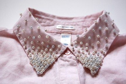 Learn how to embellish a shirt collar with pearls Diva Design, Embellished Shirt, Embellished Collar, Old Shirts, Beaded Collar, Ropa Diy, Diy Couture, Handmade Fashion, Upcycle Clothes