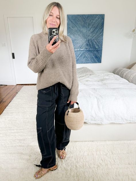 How To Wear Cargo Pants: 5 Tips From Our Editors - The Mom Edit How To Style Black Cargo Pants, Baggy Cargo Pants Outfit, Black Cargo Pants Outfit, Best Cargo Pants, Parachute Pants Outfit, Mom Edit, Linen Pants Outfit, Cargo Pants Style, Oversized Sweater Outfit