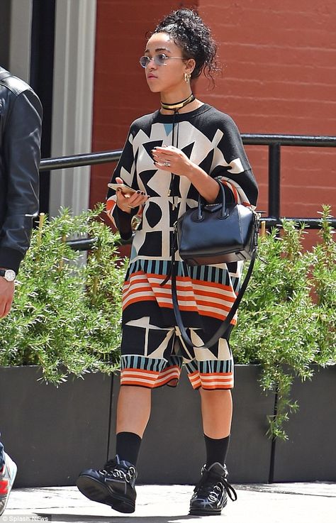 FKA twigs looks glum as she steps out with a smiling Robert Pattinson Eclectic Style Fashion Black Women, Afro Street Style, Afropunk Outfits, Afropunk Style, Afropunk Fashion, Afro Punk Fashion, Fka Twigs, Afro Style, Estilo Hippie