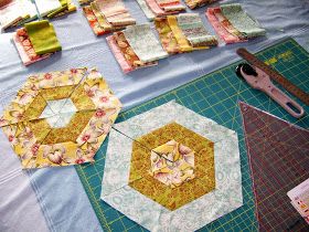 Hexagon Quilt Tutorial, Hexie Projects, Hexie Patterns, Family Quilt, Square Quilts, Hexagon Quilt Pattern, Handy Craft, Grandmother Quilt, Charm Square Quilt