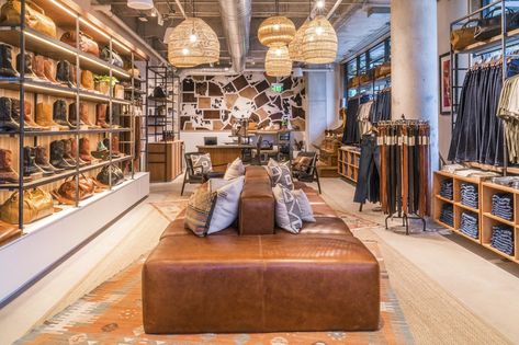 Boot Store Display, Western Retail Store Design, Western Store Display Ideas, Western Boutique Display, Cowboy Store, Retail Store Interior Design, Horse Shop, Western Shop, Boutique Display