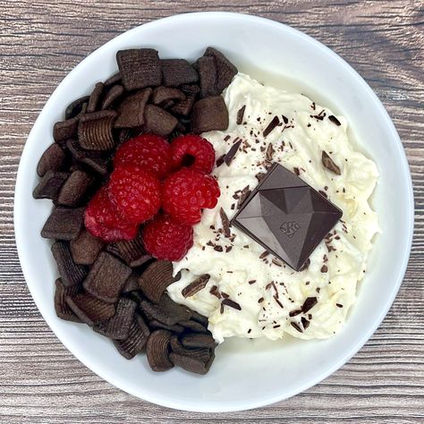 White Chocolate Cheesecake Yogurt Bowl - Diana's Delish Dishes White Chocolate Coffee Syrup, Chocolate Coffee Syrup, Cheesecake Yogurt, Catalina Crunch, Sugar Free White Chocolate, Chocolate Strawberry Cheesecake, Chocolate Greek Yogurt, Yogurt Bowls, Keto Cereal