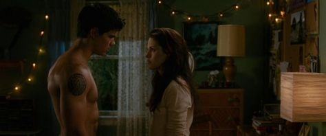 The Twilight Saga: New Moon – [FILMGRAB] New Moon Quotes, Michael Copon, Bella Swan Aesthetic, Moon Film, Bella Twilight, Jacob Black Twilight, Jacob And Bella, Twilight Jacob, Twilight Bella