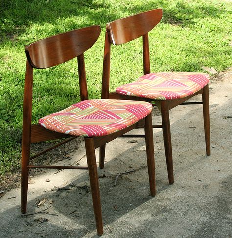 I lust for something like these for the dining table. #kitchen #chairs #midcenturymodern Vintage Chairs Makeover, Funky Fabric, Upcycle Chair, Seating Room, Beach Chair With Canopy, Retro Dining Chairs, Upholstery Ideas, Dining Room Paint, Furniture Fix