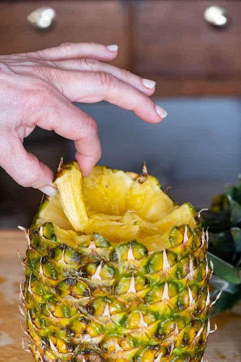 Eating Pineapple, Pineapple Benefits, Turmeric Water, Cut Pineapple, Pineapple Drinks, Healthy Style, Natural Colon Cleanse, Egg Diet, Turmeric Benefits