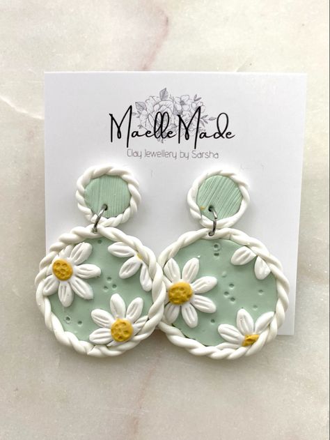 Clay Jewellery Tutorial, Easy Polymer Clay Ideas Jewelry, Jewellery With Clay, Handmade Earrings Design, Cute Clay Earrings Ideas, Simple Clay Earrings Diy, Green Clay Ideas, Clay Earrings With Beads, Resin Earing Design