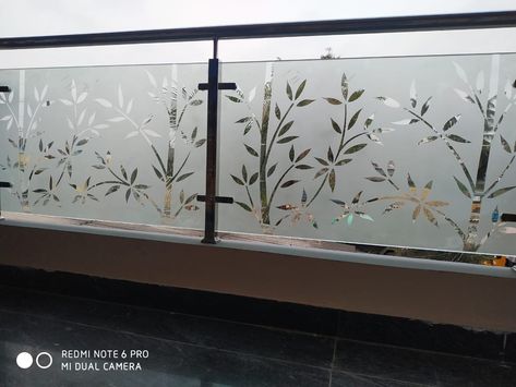 Step Glass Railing, Frosted Glass Design For Balcony, Elevation Glass Railing, Balcony Railing Glass Etching Designs, Front Elevation Glass Design, Frosted Glass Design For Railing, Glass Railing Balcony Exterior Design, Balcony Glass Design Modern, Glass Balcony Railing Modern