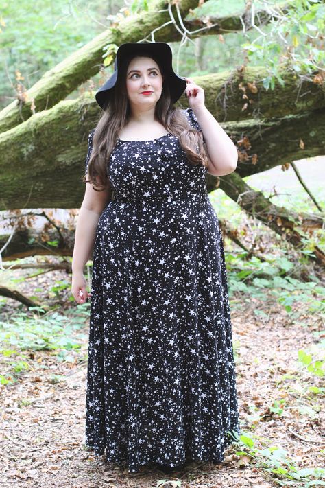 Simply Be Star Print Maxi Dress // Plus size Halloween witch costume Plus Size Witch Fashion, Plus Size Witch, Fat Goth, Fat Witch, Witch Of The Woods, Photoshoot Business, Witchy Accessories, Black Floppy Hat, Witchy Outfits