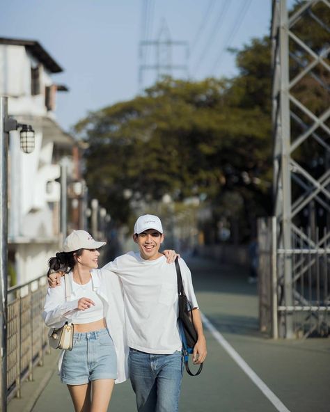 Prewedding Photography Casual, Bali Ootd, Prewed Casual, Sport Couple, Prenup Outfit, Ootd Couple, Prenuptial Photoshoot, Couple Holiday, Pre Wedding Photoshoot Props