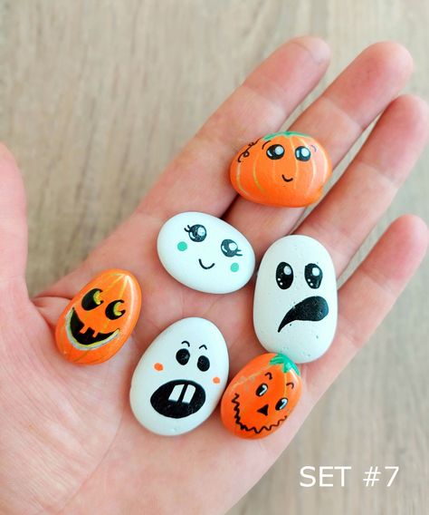 Halloween Painted Rocks Ideas, Ghost Rocks Painted, Dungeon Halloween, Pumpkin Rocks, Fall Movie, Halloween Sleepover, Rock Designs, Stones Garden, Directed Drawing