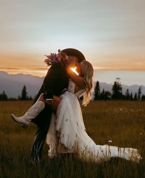 Country Wedding Elopement, Wedding Picture Ideas For Photographer, Outdoor Wedding Pictures Ideas, Boho Wedding Photo Ideas, Diy Elopement Ideas, Country Wedding Bridal Party, Wedding Photo Ideas Country, Fall Wedding Photos Bride And Groom, Fall Wedding Picture Ideas