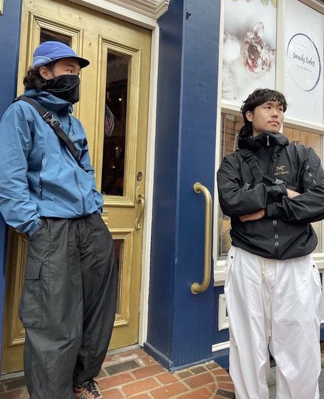 Outdoor Aesthetic Outfits Men, Arcteryx Mens Outfit, Arcteryx Jacket Outfit, Gorpcore Mens Outfits, Arcteryx Outfit Street Styles, Rain Outfit Men, Rain Jacket Outfit Men, Gorpcore Summer Outfit, Outdoor Outfit Men