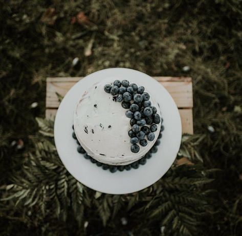 Blueberry First Birthday Cake, Berry Smash Cake, Blueberry Smash Cake, Birthday Cake Blueberry Decoration, Cake Designs Blueberry, First Birthday Blueberry Theme, Wedding Cake Blueberries, Smash Cake Blueberry, Blue Cake Smash Cakes