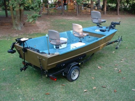 Another great Jon Boat renovation idea. Jon Boat Fishing, Jon Boat Project, Jon Boat Modifications, Boat Canopy, Boat Upgrades, John Boats, Flat Bottom Boats, Aluminum Fishing Boats, Boat Restoration