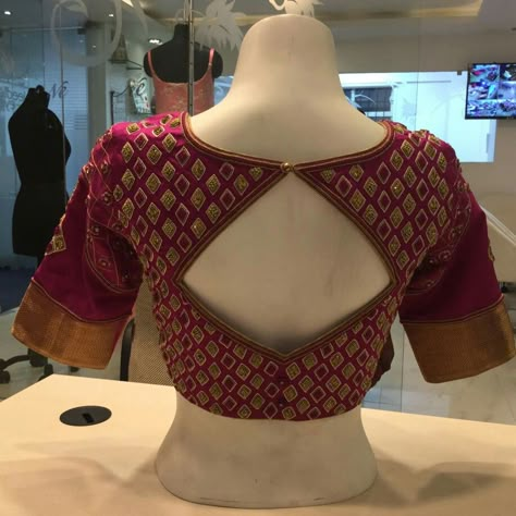 Blouse Back Side Blouse Design, Latest Fashion Blouse Designs, Floral Blouse Designs, Brocade Blouse Designs, Outfit Traditional, Boat Neck Blouse Design, Latest Blouse Designs Pattern, Backless Blouse Designs, New Saree Blouse Designs