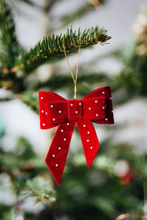 Christmas Ornament Photography, Red Xmas Aesthetic, Wool Aesthetic, Christmas Red Color, Red Ribbon Christmas, Ribbon On A Christmas Tree, Christmas Tree Poster, Christmas Tree Photography, Red Christmas Ornaments