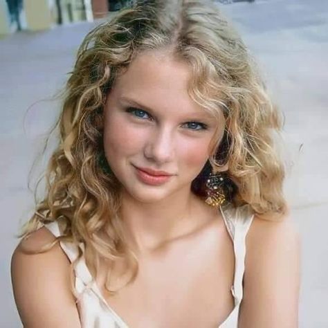 Young Taylor Swift, Debut Photoshoot, Taylor Swift Web, Estilo Taylor Swift, Taylor Swift Cute, Swift Photo, Taylor Swift Album, Long Live Taylor Swift, Live Taylor