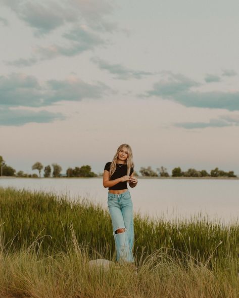 Senior photos for the beautiful @jaedyn_symons 🌞🫐🥝 pt.1 Fall Senior Pictures Outfits Jeans, Senior Lake Photos, Outfits For Senior Pictures Fall, Senior Sunset Pictures, Taylor Swift Senior Pictures, Solo Shoot Ideas, Overall Senior Pictures, River Senior Photos, Fall Outfits Senior Pictures