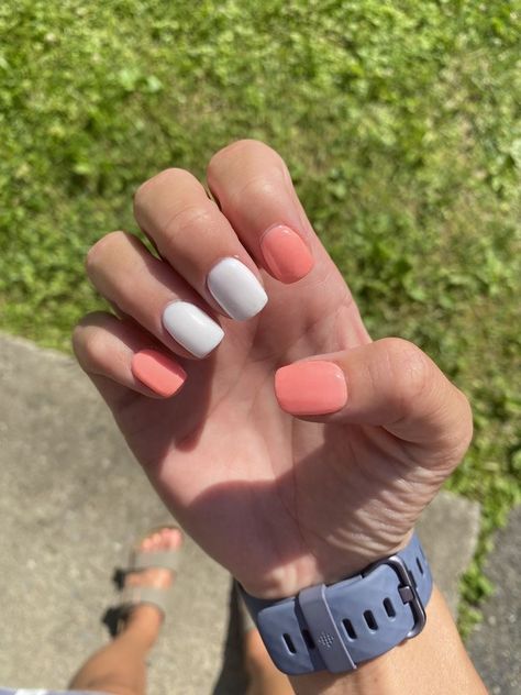 Coral White Nails, Short Nail Inspo Simple Square, Simple Dip Nails Short, Dip Powder Nails Short Square, Coral Dip Powder Nails, White And Coral Nails, Dip Nails Simple, Coral Dip Nails, Short Coral Nails