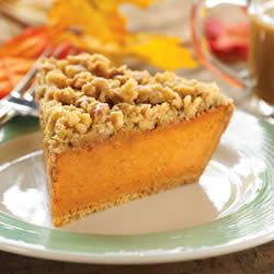 Maple Walnut Pumpkin Pie Recipe - Yes! Graham cracker crust and cinnamon-walnut crumble - 5 star rating! Walnut Topping, Vegan Pies Recipes, Tarte Vegan, Perfect Pumpkin Pie, Biscuits Graham, Best Pumpkin Pie, Vegan Pie, Desserts Vegan, Maple Walnut