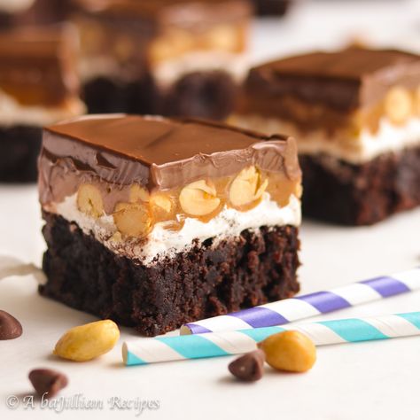 Brownie Slice, Snickers Brownies Recipe, Snickers Blondies, Snickers Brownies, Gourmet Brownies, Snickers Chocolate Cake, Traybake Recipes, Brownie Snickers Pie, Snickers Brownie Cake