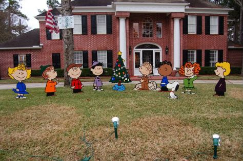 Well, It's Never Boring Around Here!: Charlie Brown Christmas Yard Art Charlie Brown Christmas Decorations, Christmas Lawn Decorations, Wood Yard Art, Christmas Cutouts, Lawn Decorations, Christmas Yard Art, Christmas Yard Decorations, Brown Christmas, Peanuts Christmas